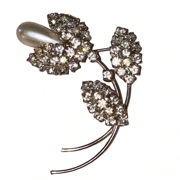 Vintage Jewelry - Vintage Rhinestone Flower Faux Pearl Silver Tone Brooch